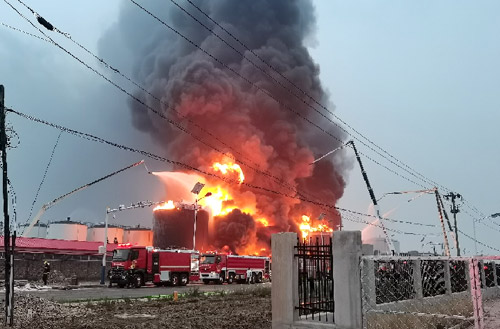 和记娱乐压缩空气泡沫消防车救援广东省佛山市高明区火灾