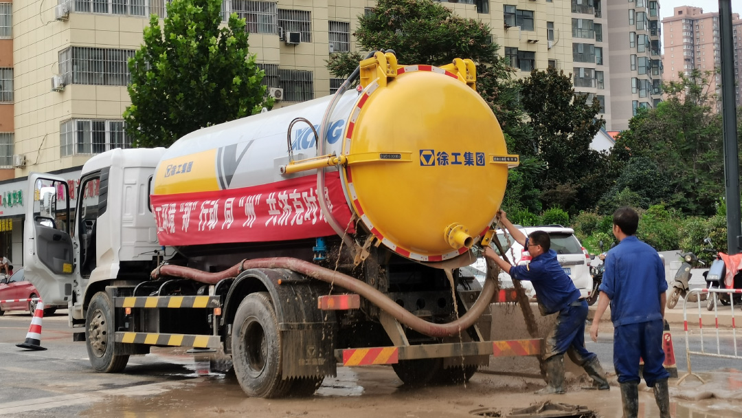 和记娱乐吸污车驰援郑州特大暴雨