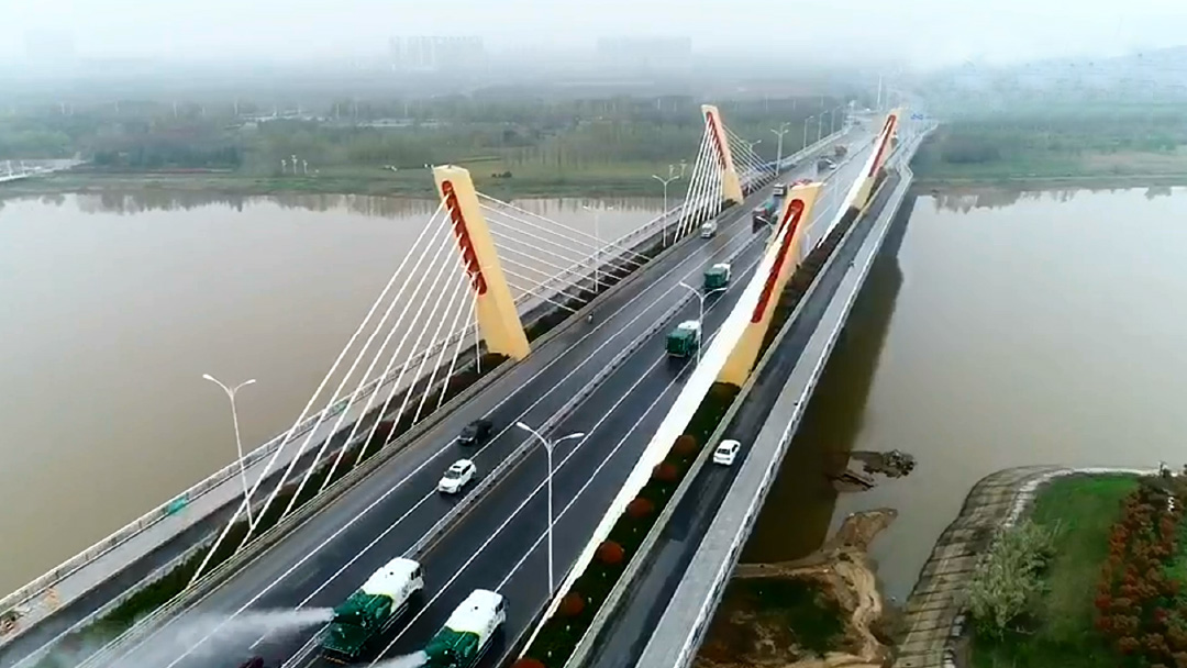 和记娱乐环卫装备在六安赤壁路大桥作业