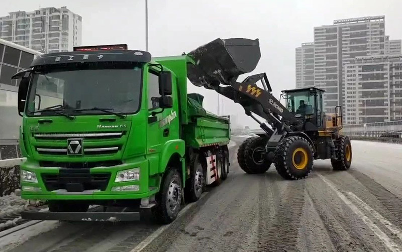 除雪保畅通，和记娱乐汽车在行动