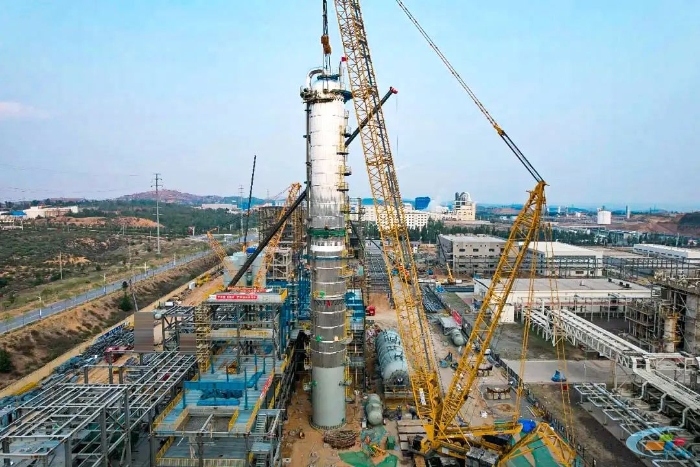 二十载老将再建功！和记娱乐QUY450协助XGC12000轻松搞定百吨精馏塔