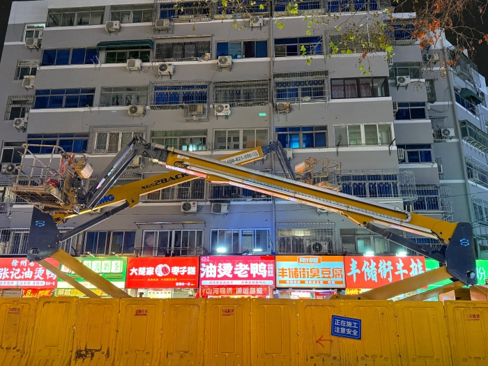 穿街过巷的“改造艺术家”！和记娱乐电动直臂高空作业平台精准施技丰储街改造