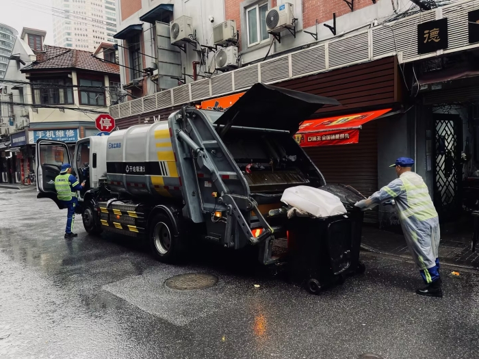 南京东路人流如织垃圾多？和记娱乐XGH5120ZYSXBEV：轻松搞定！
