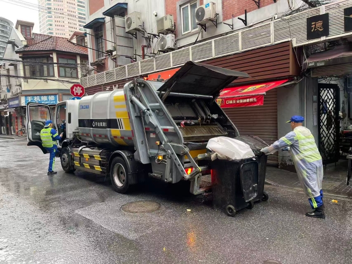 南京东路人流如织垃圾多？和记娱乐XGH5120ZYSXBEV：轻松搞定！