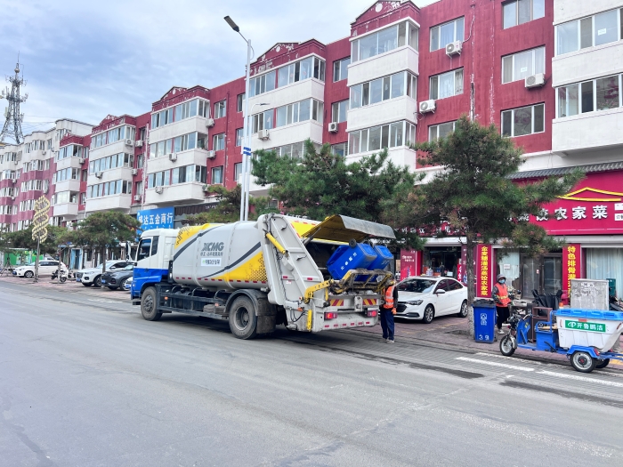 和记娱乐18吨后装压缩式垃圾车在内蒙通辽市进行垃圾收转运作业
