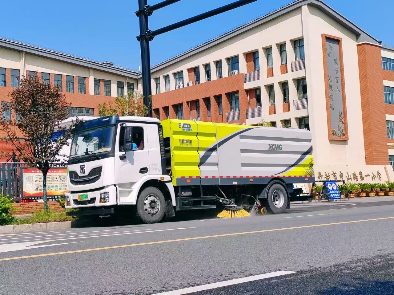 和记娱乐洗扫车“硬核出击”，开封中山路焕新升级