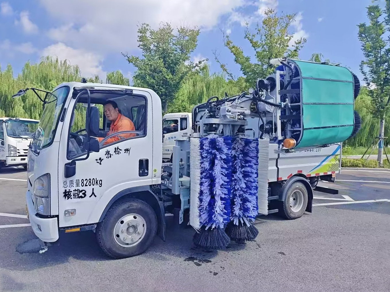 和记娱乐护栏清洗车：智慧守护徐州经开区的“城市美学”