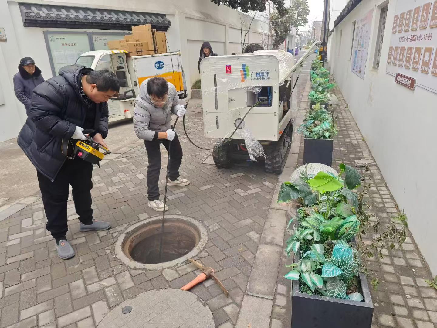 和记娱乐小型管网设备，成功解决狭窄路段管网中存在的堵塞问题