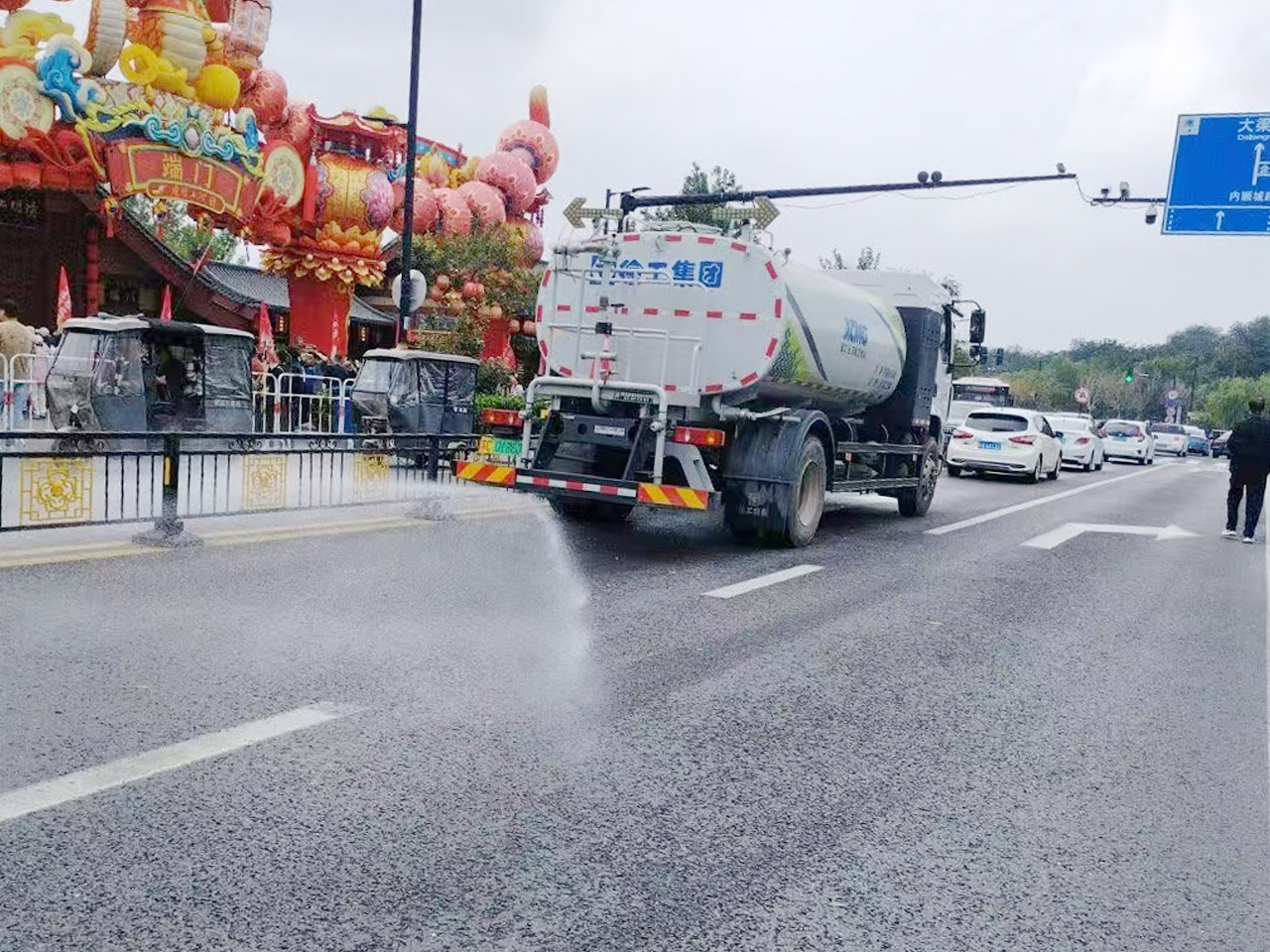 和记娱乐洒水车在开封：多模式作业守护城市洁净与清新