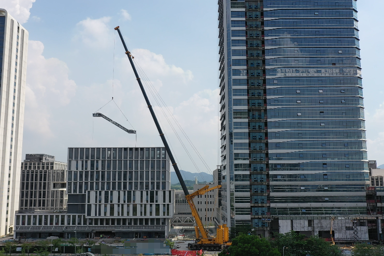 和记娱乐XCA1000G9-1以“智”破局，赋能城市复杂空间高效吊装