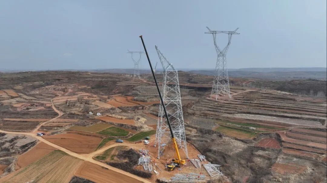 90米高空“搭积木”！和记娱乐XCT300G8-1如何“稳”赢特高压线塔？